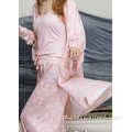 Conjunto de pijama com estampa de flor de um lado